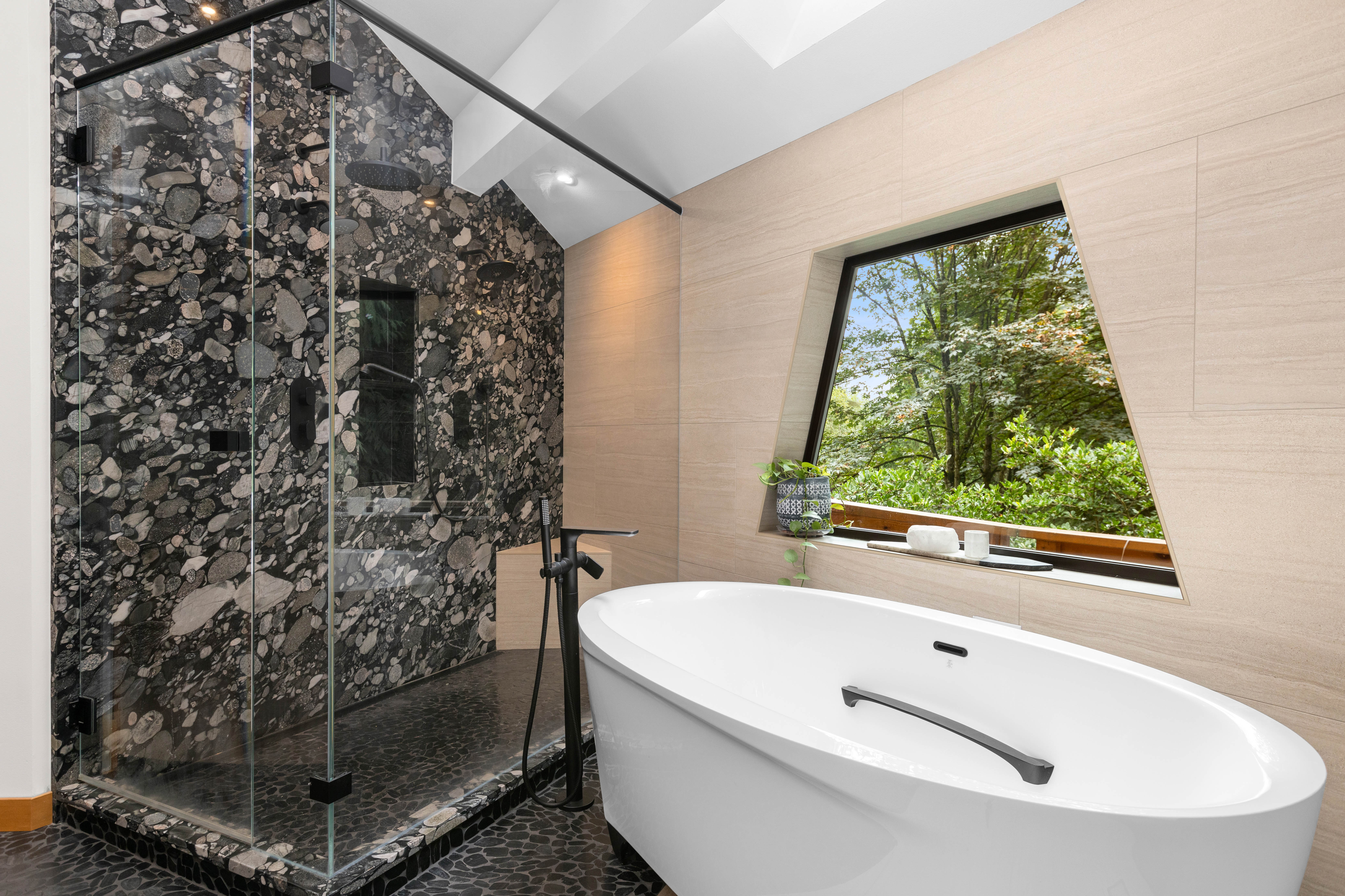 Monroe Cabin — room overview